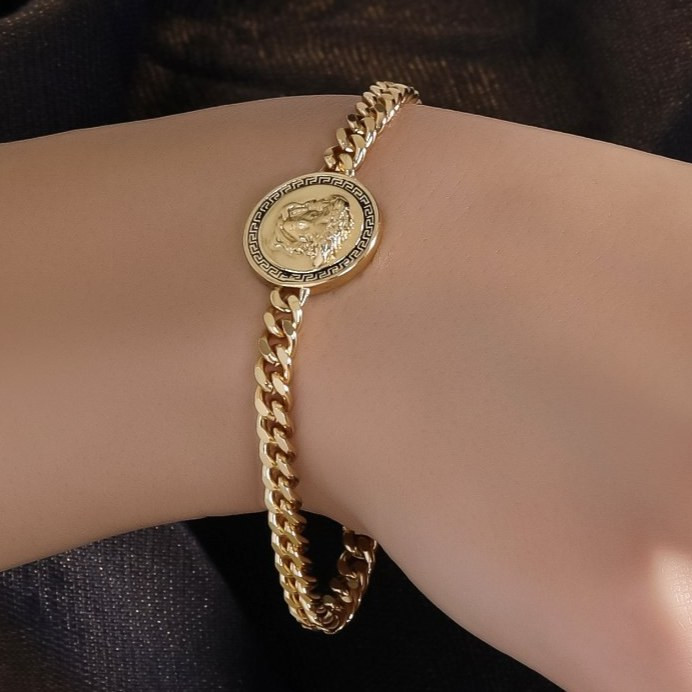 ست گردنبند و گوشواره و دستبند زنانه طرح ورساچه Versace رنگ ثابت کد zmp (پس کرایه)