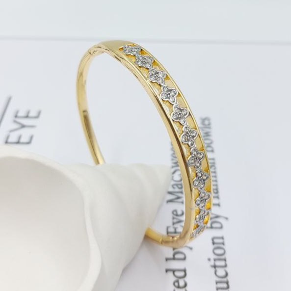 دستبند زنانه طرح ونکلیف VanCleef نگین کاری شده  فری سایز freesize رنگ ثابت کد zmp (پس کرایه)