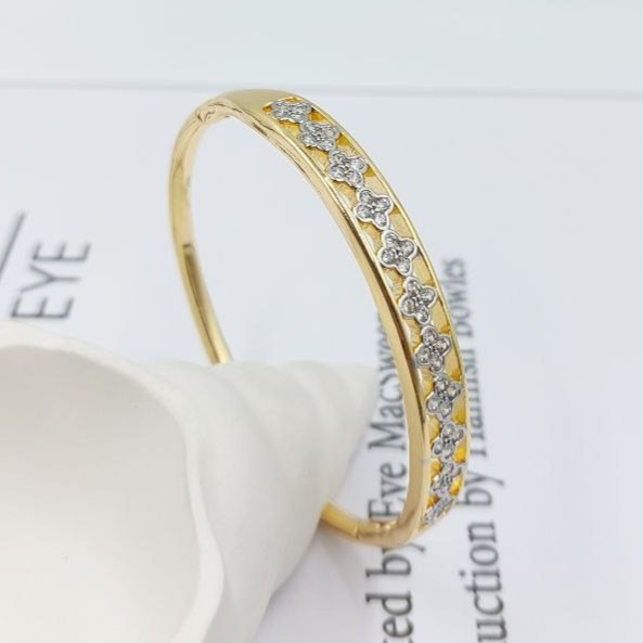 دستبند زنانه طرح ونکلیف VanCleef نگین کاری شده فری سایز freesize رنگ ثابت کد zmp (پس کرایه)