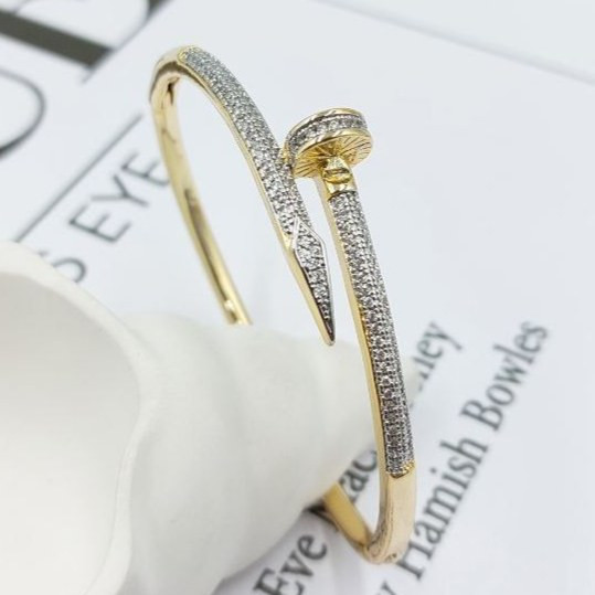 دستبند زنانه طرح میخ کارتیه Cartier نگین کاری شده فری سایز freesize رنگ ثابت کد zmp (پس کرایه)