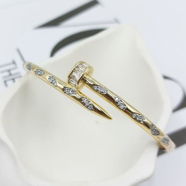 دستبند زنانه طرح میخ کارتیه Cartier نگین کاری شده فری سایز freesize رنگ ثابت کد zmp (پس کرایه)