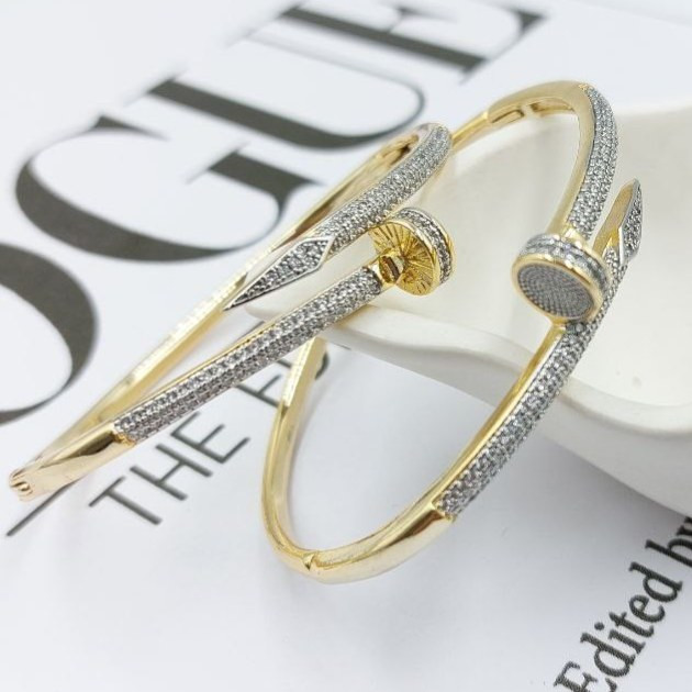 دستبند زنانه طرح میخ کارتیه Cartier نگین کاری شده فری سایز freesize رنگ ثابت کد zmp (پس کرایه)