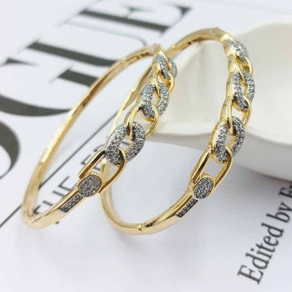 دستبند زنانه طرح کارتیه Cartier  نگین کاری شده فری سایز freesize رنگ ثابت کد zmp (پس کرایه)