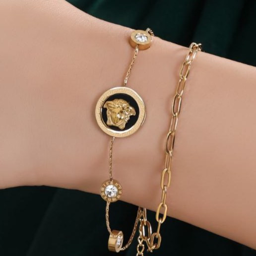 دستبند زنانه دولاین طرح ورساچه Versace،کارتیه Cartier،نگین کاری شده فری سایز freesize رنگ ثابت کد zmp (پس کرایه)