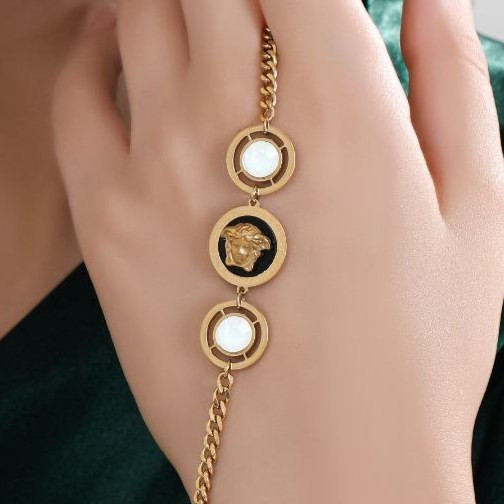 دستبند زنانه طرح ورساچه Versace و کارتیه Cartier فری سایز freesize رنگ ثابت کد zmp (پس کرایه)