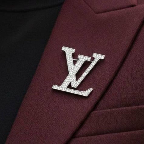 گل سینه زنانه طرح لویی ویتون Louis Vuitton سیلور نگین کاری شده رنگ کاملا ثابت کد zgy (پس کرایه)