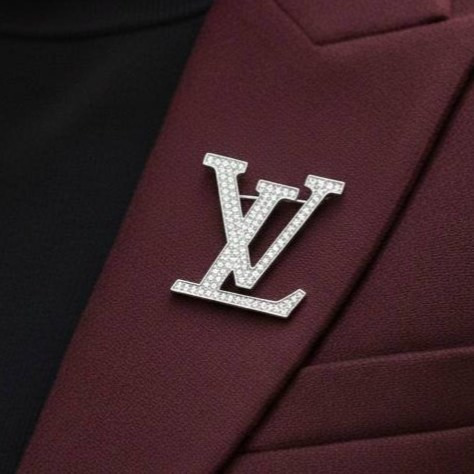 گل سینه زنانه طرح لویی ویتون Louis Vuitton سیلور نگین کاری شده رنگ کاملا ثابت کد zgy (پس کرایه)