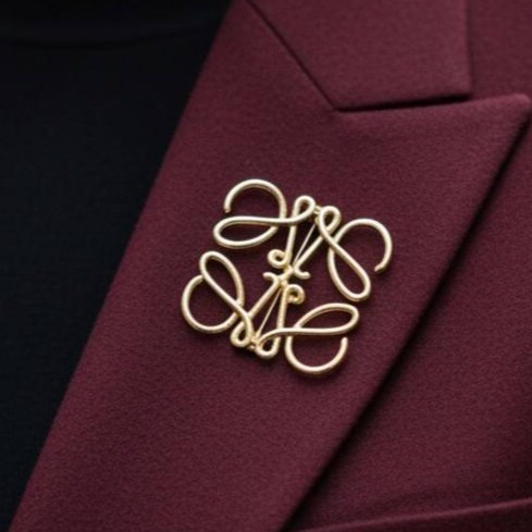 گل سینه زنانه طرح لویی ویتون Louis Vuitton سیلور نگین کاری شده رنگ کاملا ثابت کد zgy (پس کرایه)