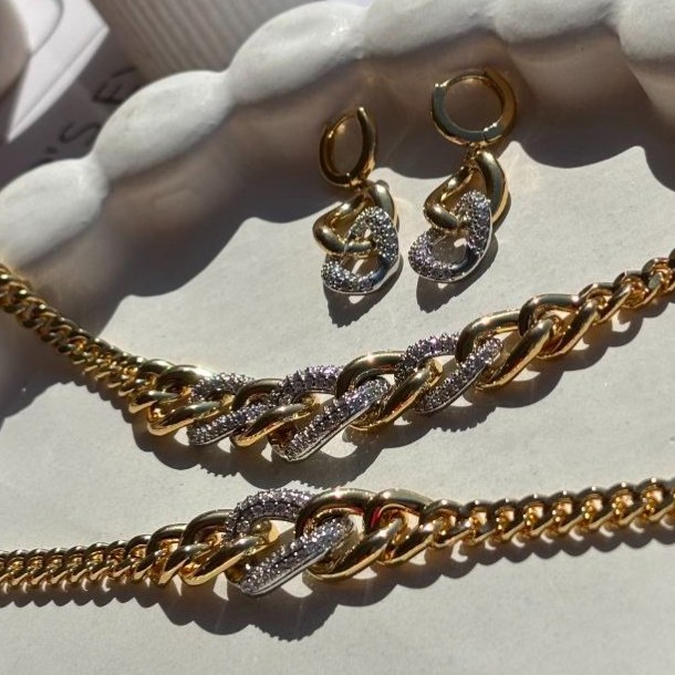 ست گردنبند و گوشواره و دستبند زنانه طرح کارتیه Cartier نگین کاری شده رنگ ثابت کد zsm (پس کرایه)