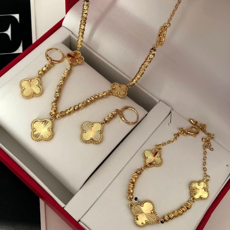 ست گردنبند و گوشواره و دستبند زنانه طرح ونکلیف VanCleef رنگ ثابت کد zsm (پس کرایه)