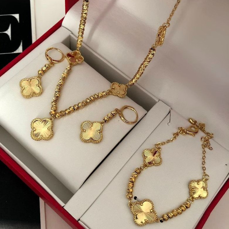 ست گردنبند و گوشواره و دستبند زنانه طرح ونکلیف VanCleef رنگ ثابت کد zsm (پس کرایه)