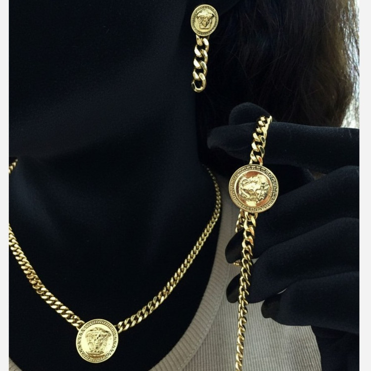 ست گردنبند و گوشواره و دستبند زنانه ورساچه Versace با بند کارتیه Cartier رنگ کاملا ثابت کد zsm (پس کرایه)