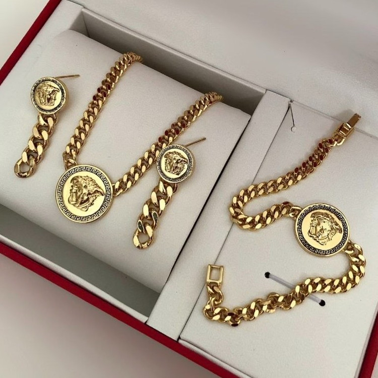 ست گردنبند و گوشواره و دستبند زنانه ورساچه Versace با بند کارتیه Cartier رنگ کاملا ثابت کد zsm (پس کرایه)