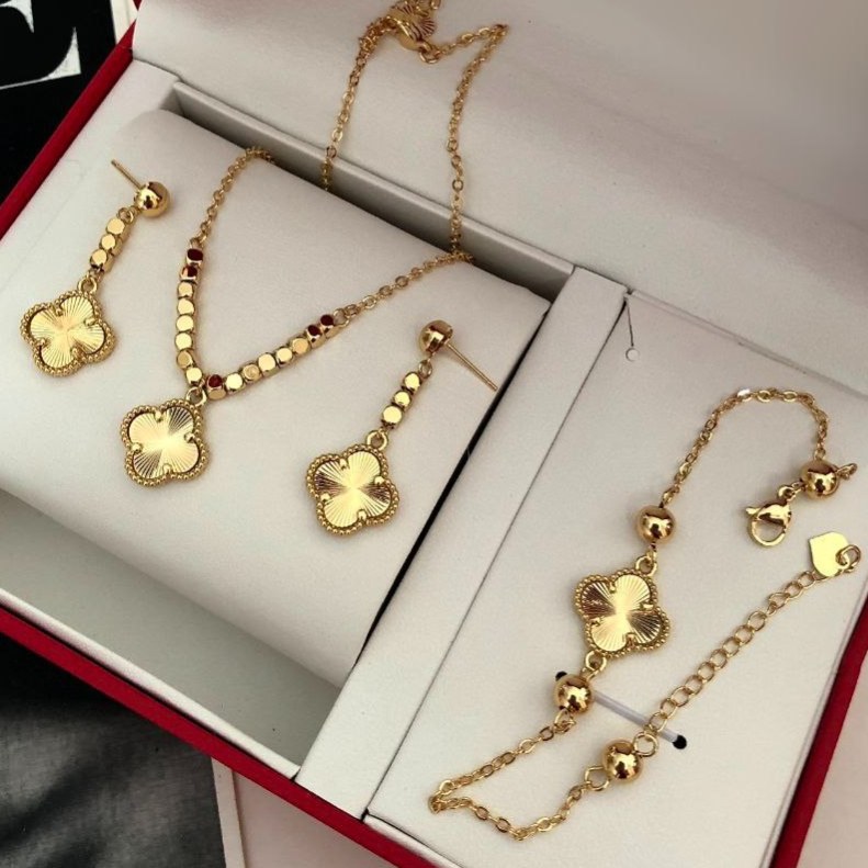 ست گردنبند و گوشواره و دستبند زنانه طرح ونکلیف VanCleef رنگ کاملا ثابت کد zsm (پس کرایه)