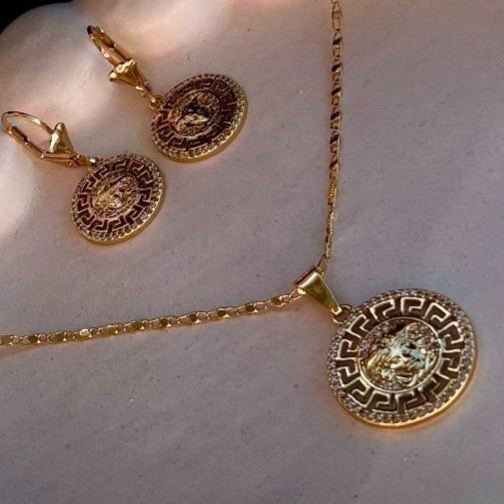ست گردنبند و گوشواره زنانه طرح ورساچه Versace دور نگین دار رنگ کاملا ثابت کد zsm (پس کرایه)