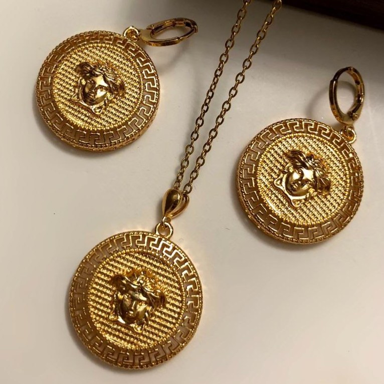 ست گردنبند و گوشواره زنانه تراش کاری شده طرح ورساچه Versace رنگ کاملا ثابت کد zsm (پس کرایه)