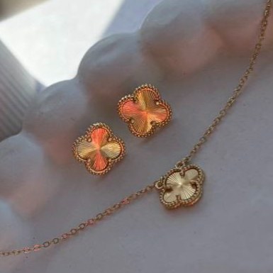 ست گردنبند و گوشواره زنانه طرح ونکلیف VanCleef رنگ کاملا ثابت کد zsm (پس کرایه)