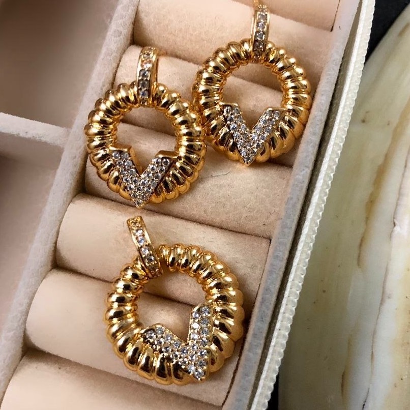 ست گردنبند و گوشواره جواهری زنانه طرح V وی حلقه ای نگین دار رنگ کاملا ثابت کد zsm (پس کرایه)