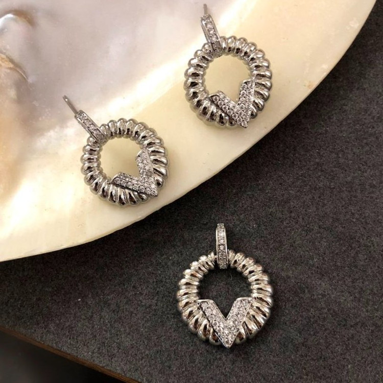 ست گردنبند و گوشواره جواهری زنانه طرح V وی حلقه ای نگین دار رنگ کاملا ثابت کد zsm (پس کرایه)