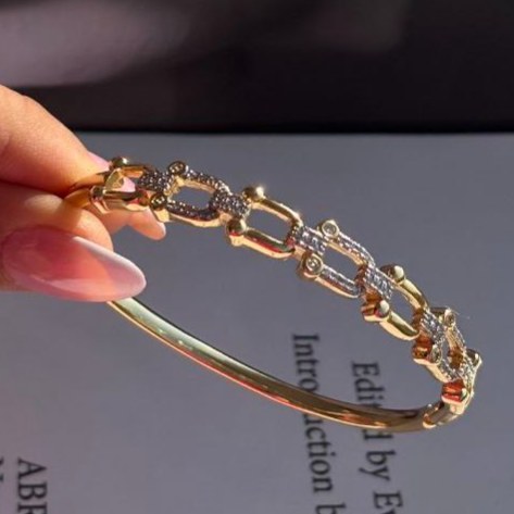 دستبند النگویی نگین دار زنانه طرح کارتیه Cartier فری سایز freesize رنگ ثابت کد sm (پس کرایه)
