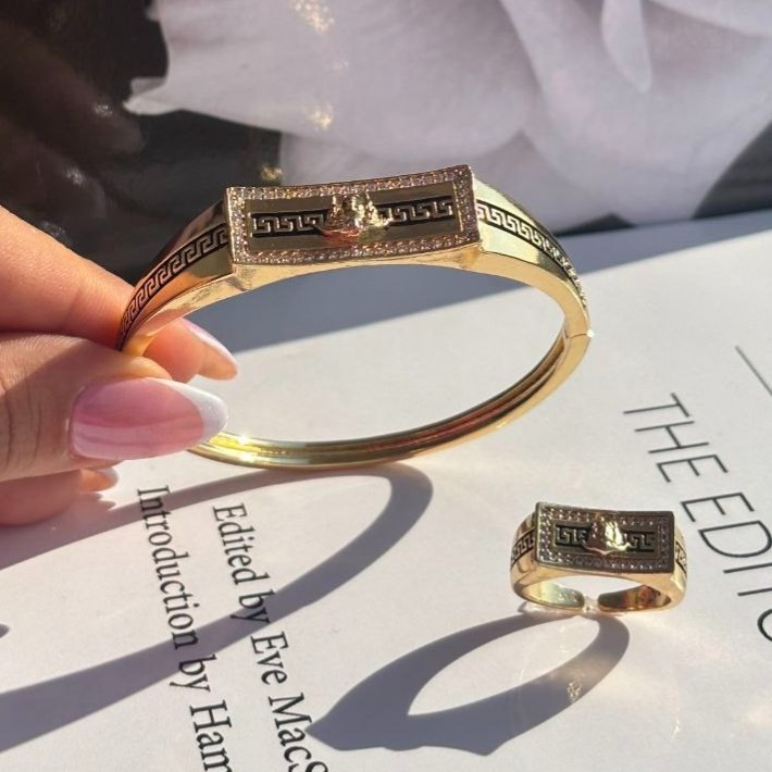 ست دستبند و انگشتر نگین دار زنانه طرح ورساچه Versace فری سایز freesize رنگ ثابت کد sm (پس کرایه)