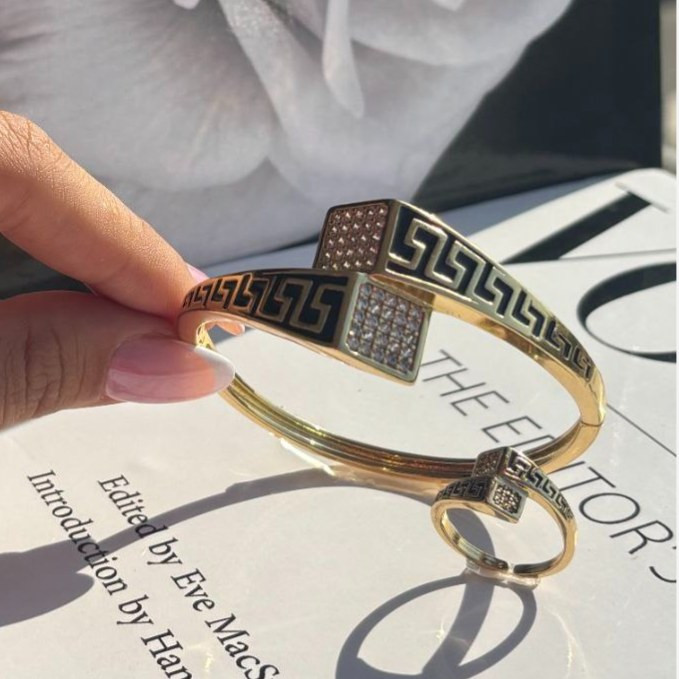 ست دستبند و انگشتر نگین دار زنانه طرح ورساچه Versace فری سایز freesize رنگ ثابت کد sm (پس کرایه)