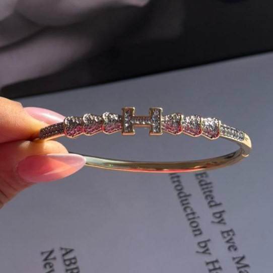 دستبند نگین دار زنانه طرح ونکلیف Van Cleef فری سایز freesize رنگ کاملا ثابت کد sm (پس کرایه)