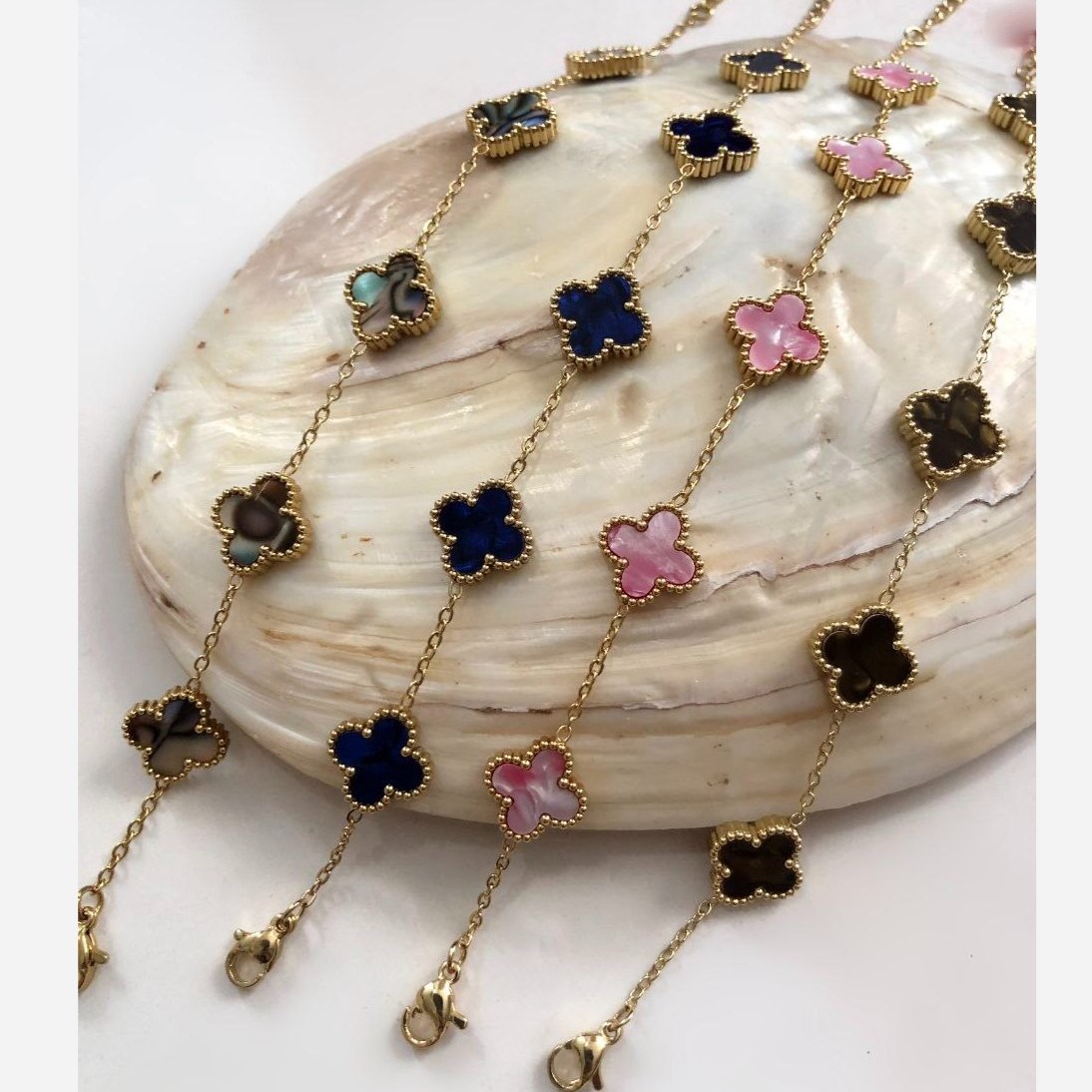 دستبند زنانه طرح ونکلیف Van Cleef چند رنگ فری سایز Freesize رنگ کاملا ثابت کد sm (پس کرایه)
