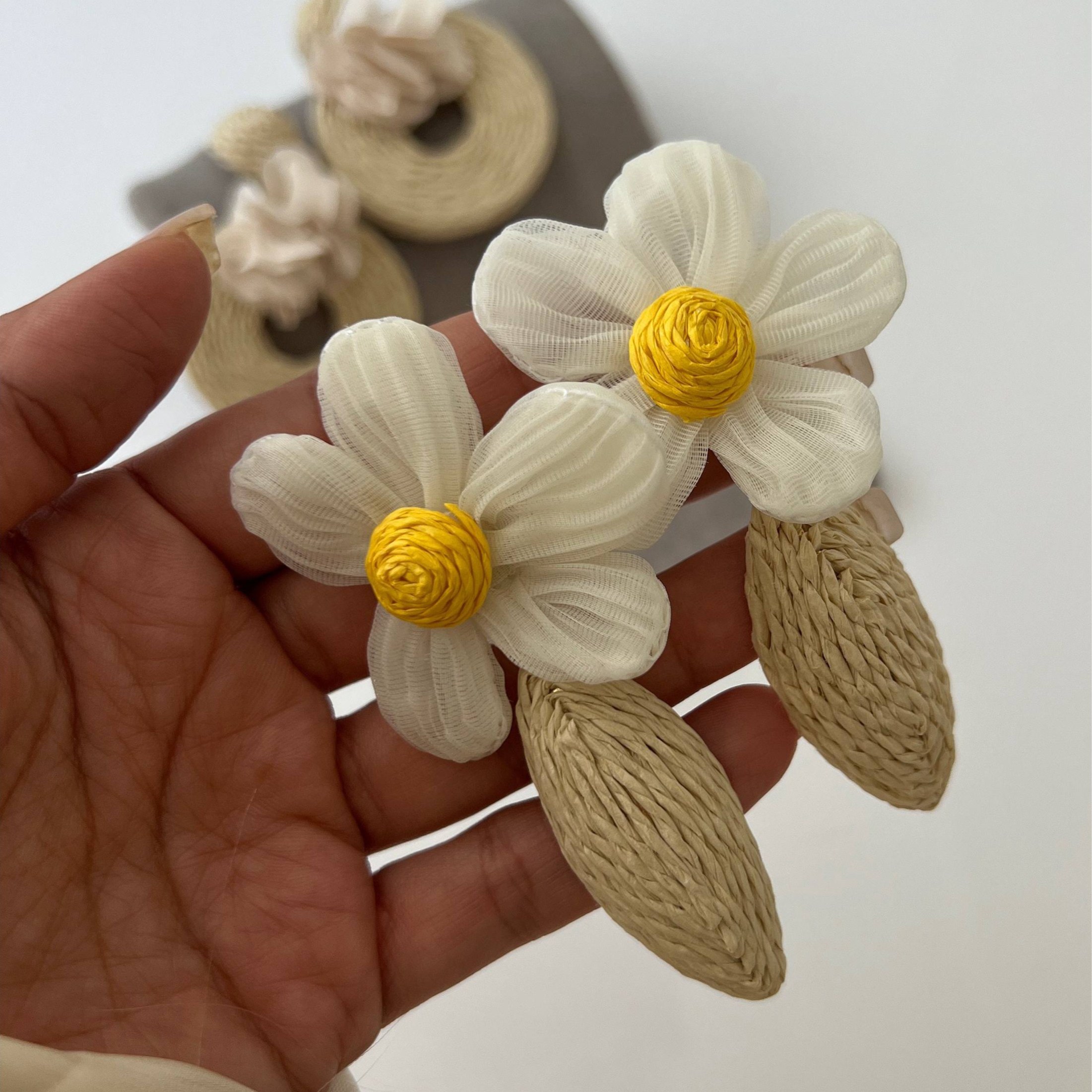 گوشواره زنانه فانتزی کنفی طرح گل بابونه رنگ کاملا ثابت کد tj (پس کرایه)