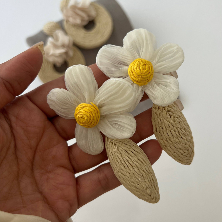 گوشواره زنانه فانتزی کنفی طرح گل بابونه رنگ کاملا ثابت کد tj (پس کرایه)