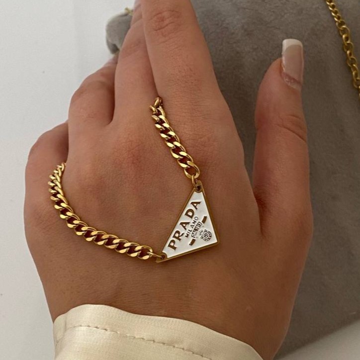 گردنبند زنانه مینیمال طرح قلب و پرادا Prada فری سایز Freesize رنگ کاملا ثابت کد tj (پس کرایه)
