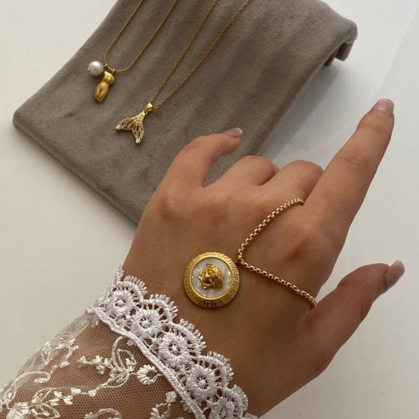 گردنبند زنانه طرح ورساچه Versace  فری سایز freesize رنگ کاملا ثابت کد tj (پس کرایه)