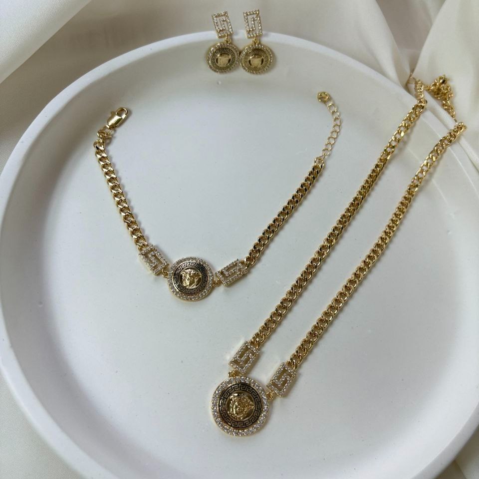 نیم ست گردنبند و گوشواره و دستبند زنانه نگین دار طرح ورساچه Versace رنگ کاملا ثابت کد sm (پس کرایه)