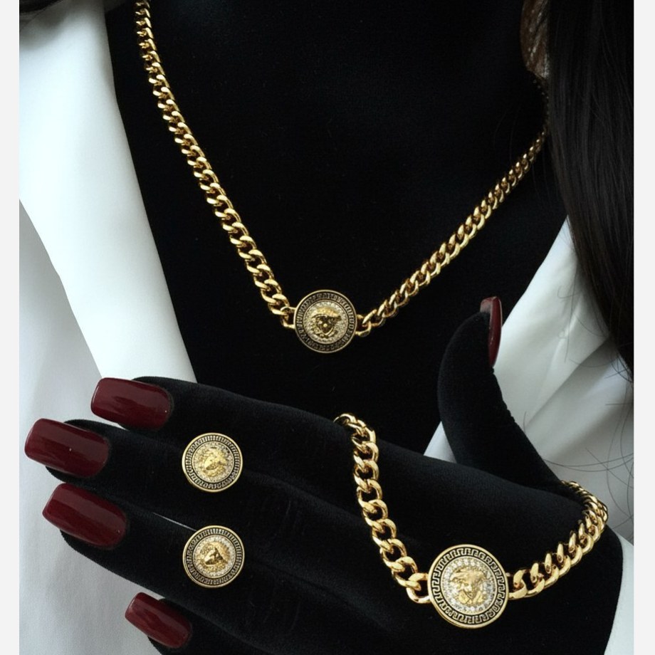 نیم ست گردنبند و گوشواره و دستبند نگین کاری زنانه طرح ورساچه Versace رنگ کاملا ثابت کد sm (پس کرایه)