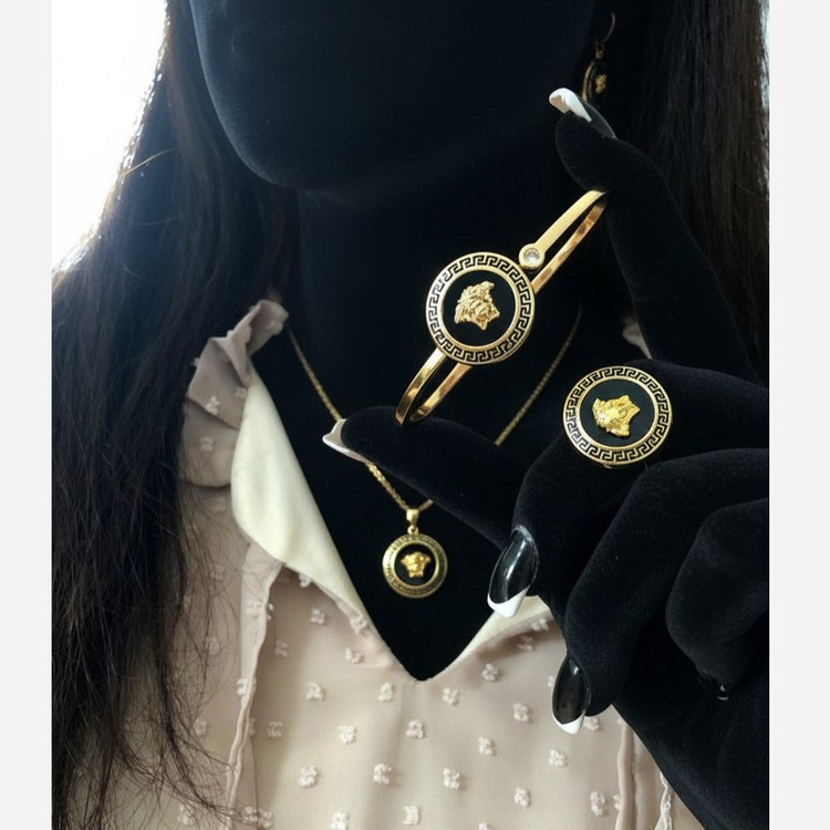 ست کامل زنانه نگین دار طرح ورساچه Versace رنگ کاملا ثابت کد sm (پس کرایه)