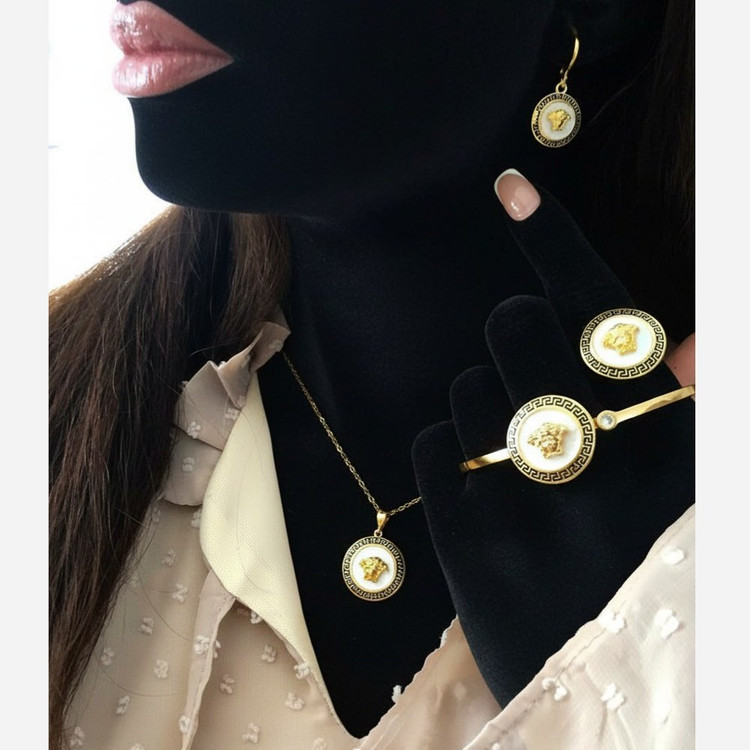 ست کامل زنانه نگین دار طرح ورساچه Versace رنگ کاملا ثابت کد sm (پس کرایه)