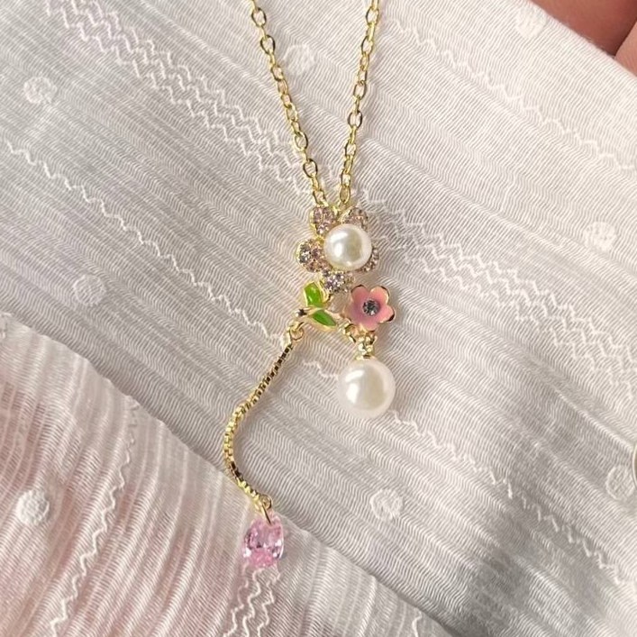 گردنبند نگین کاری گل مرواریدی با آویز گلبرگ و مروارید طلایی رنگ کاملا ثابت کد tk (پس کرایه)
