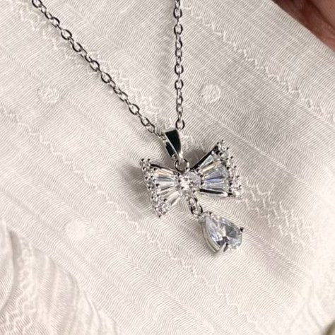 گردنبند و آویز زنانه جواهری نگین دار نقره ای طرح پاپیون رنگ کاملا ثابت کد tk (پس کرایه)