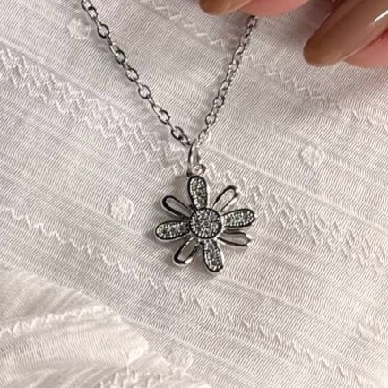 گردنبند و آویز زنانه نگین دار طرح گل بابونه نقره ای رنگ کاملا ثابت کد tk (پس کرایه)