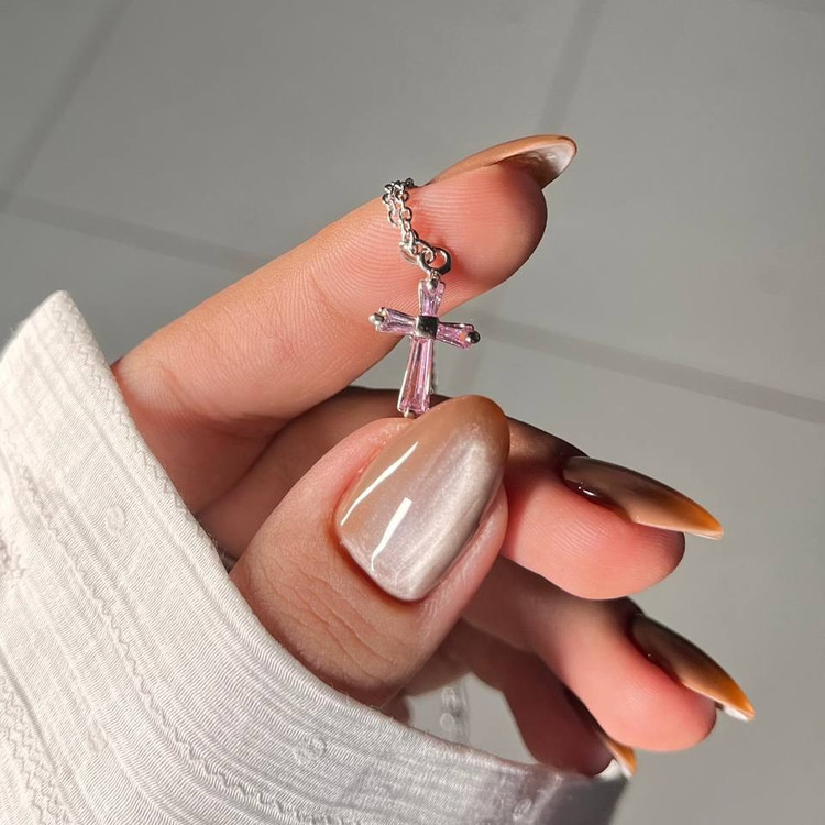 گردنبند و آویز زنانه نگین دار طرح گل بابونه نقره ای رنگ کاملا ثابت کد tk (پس کرایه)