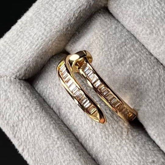 انگشتر زنانه نگین دار کارتیه Cartier طرح میخ فری سایز Freesize رنگ کاملا ثابت کد tk (پس کرایه)