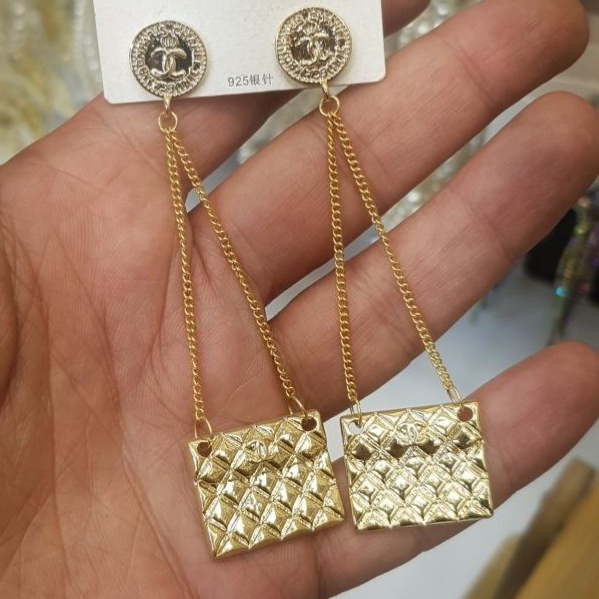 گوشواره طرح شنل Chanel آویز تنوع طرح رنگ کاملا ثابت کد bn (پس کرایه)