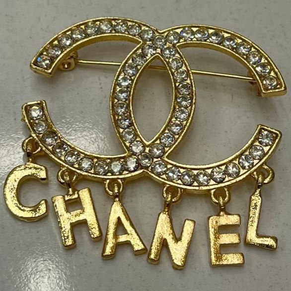 گل سینه نگین جواهری مدل شنل Chanel طلایی تنوع طرح رنگ کاملا ثابت کد bn (پس کرایه)