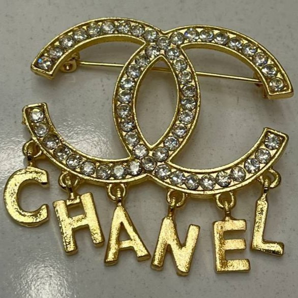 گل سینه نگین جواهری مدل شنل Chanel طلایی تنوع طرح رنگ کاملا ثابت کد bn (پس کرایه)