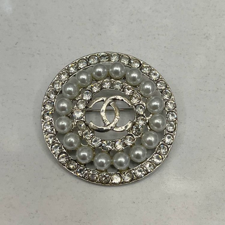 گل سینه نگین جواهری مدل شنل Chanel نقره ای تنوع طرح رنگ کاملا ثابت کد bn (پس کرایه)