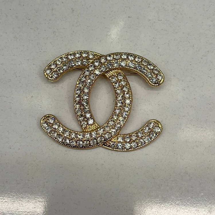 گل سینه نگین جواهری طرح شنل Chanel تنوع طرح رنگ کاملا ثابت کد bn (پس کرایه)