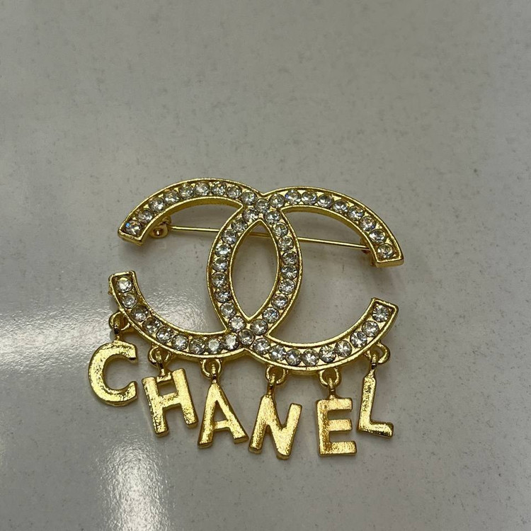 گل سینه نگین جواهری طرح شنل Chanel تنوع طرح رنگ کاملا ثابت کد bn (پس کرایه)
