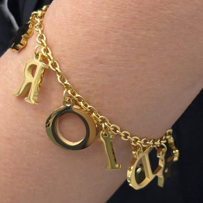 دستبند استیل زنانه زنجیری طرح دیور DIOR رنگ کاملا ثابت کد gy (پس کرایه) (پس کرایه)