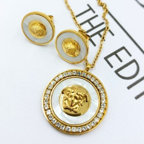 نیم ست گردنبند و گوشواره استیل زنانه طرح سفید طلایی ورساچ Versace رنگ کاملا ثابت کد mp (پس کرایه)
