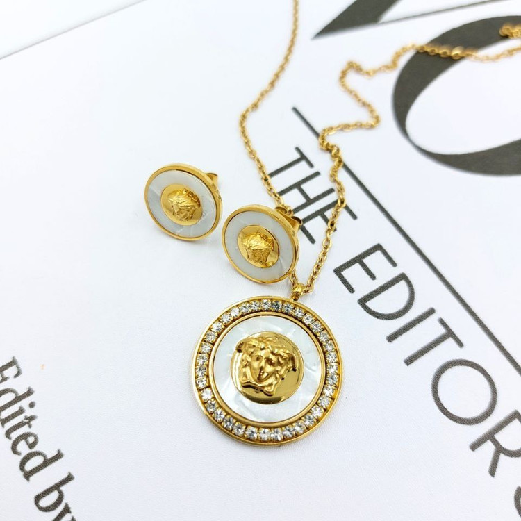 نیم ست گردنبند و گوشواره استیل زنانه طرح سفید طلایی ورساچ Versace رنگ کاملا ثابت کد mp (پس کرایه)